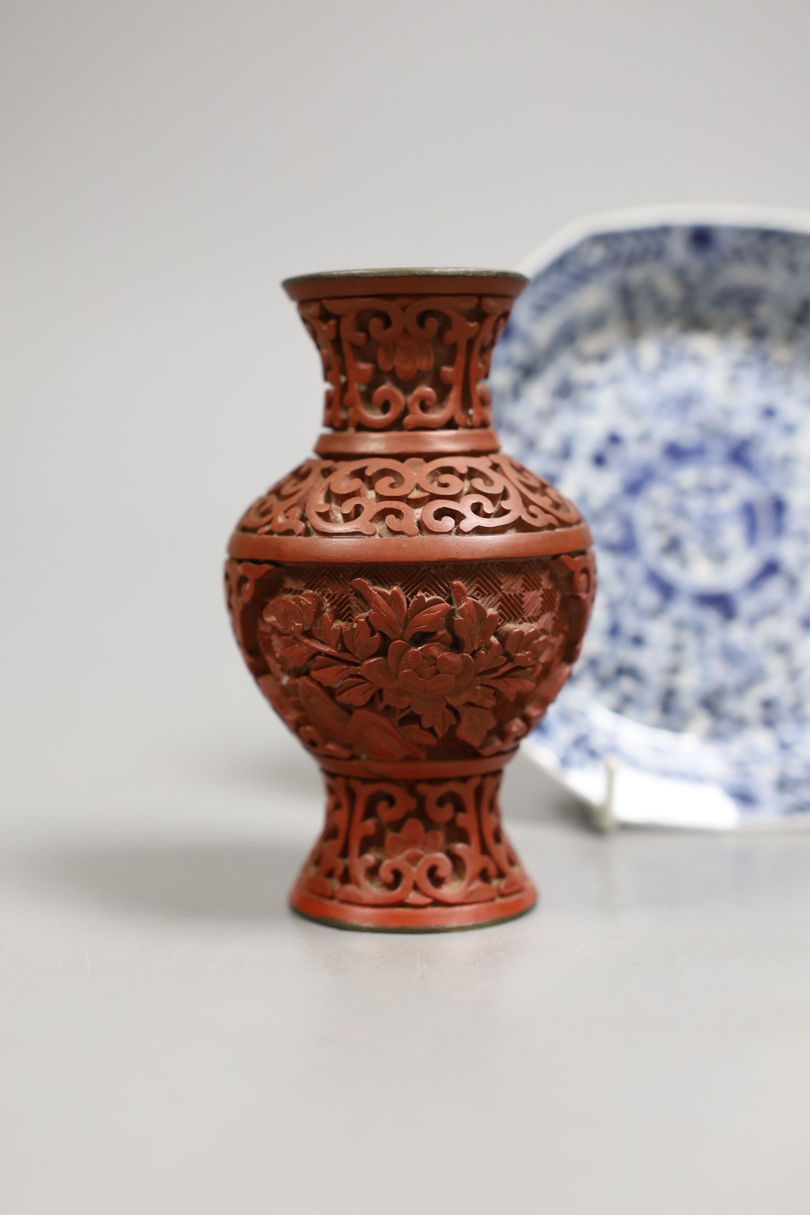 A Chinese Kangxi style octagonal dish, a Chinese cinnabar lacquer vase and a blue and white box, Dish 12.5 cms.